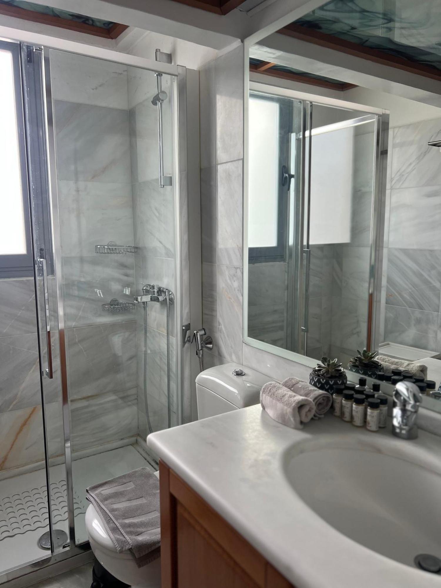 Green Apartment Near Marousi Hospitals & Oaka, By Promoshomes Maroussi Exteriör bild